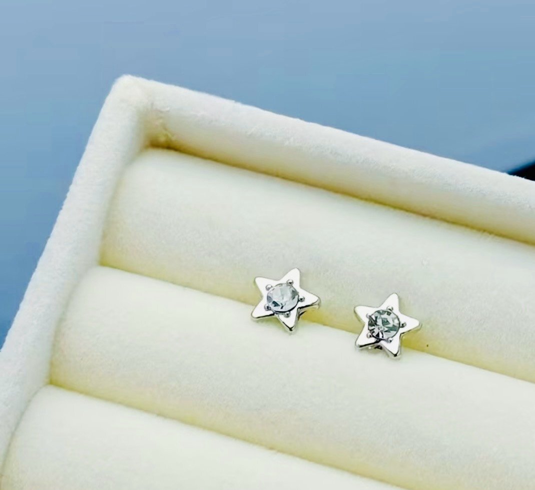 New -Beautiful -18K White Gold Star with Inlaid Zircon Stud Earrings