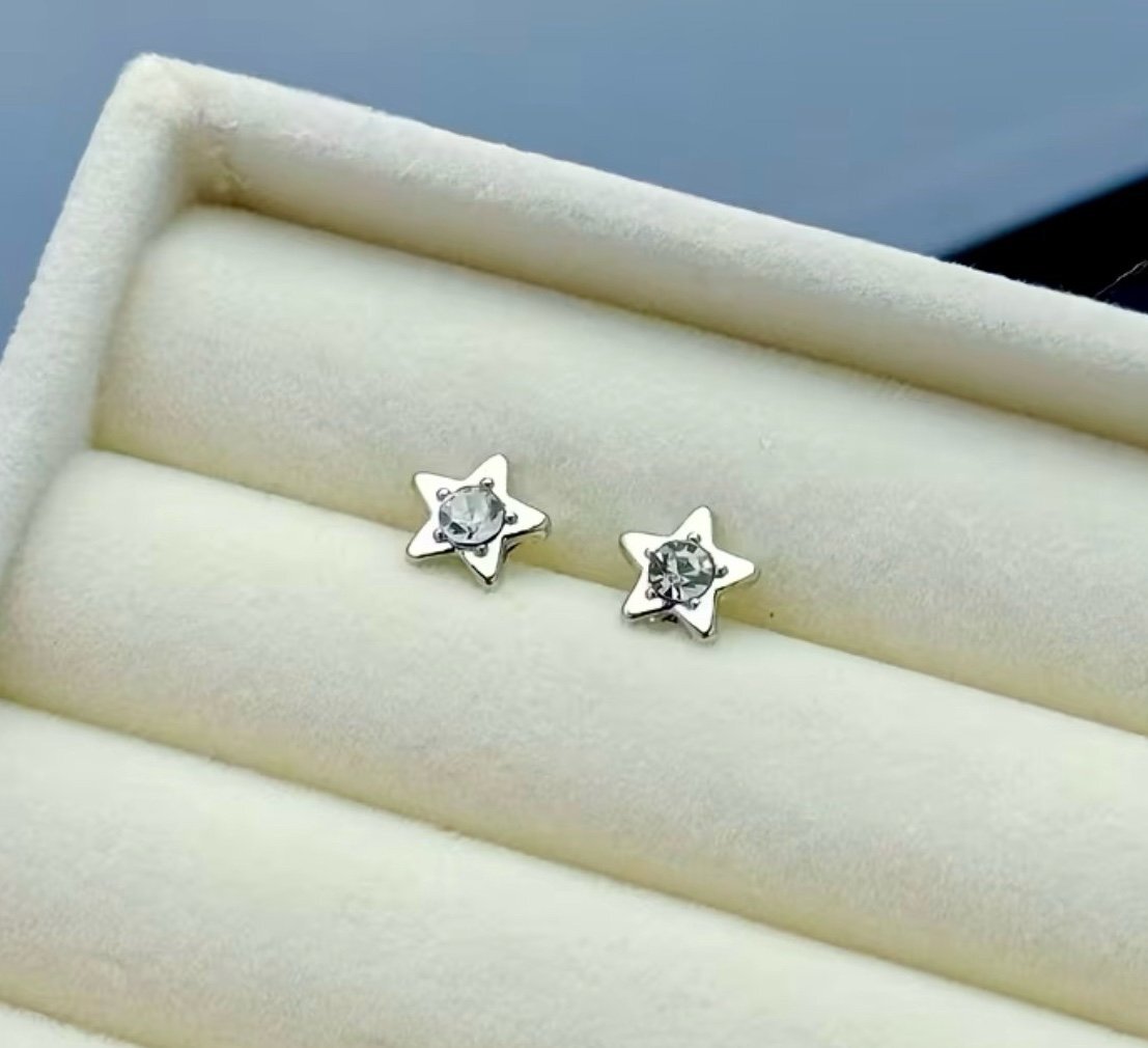 New -Beautiful -18K White Gold Star with Inlaid Zircon Stud Earrings