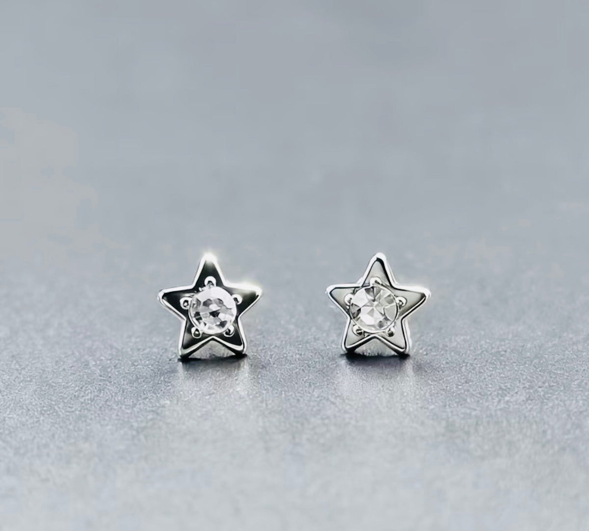 New -Beautiful -18K White Gold Star with Inlaid Zircon Stud Earrings