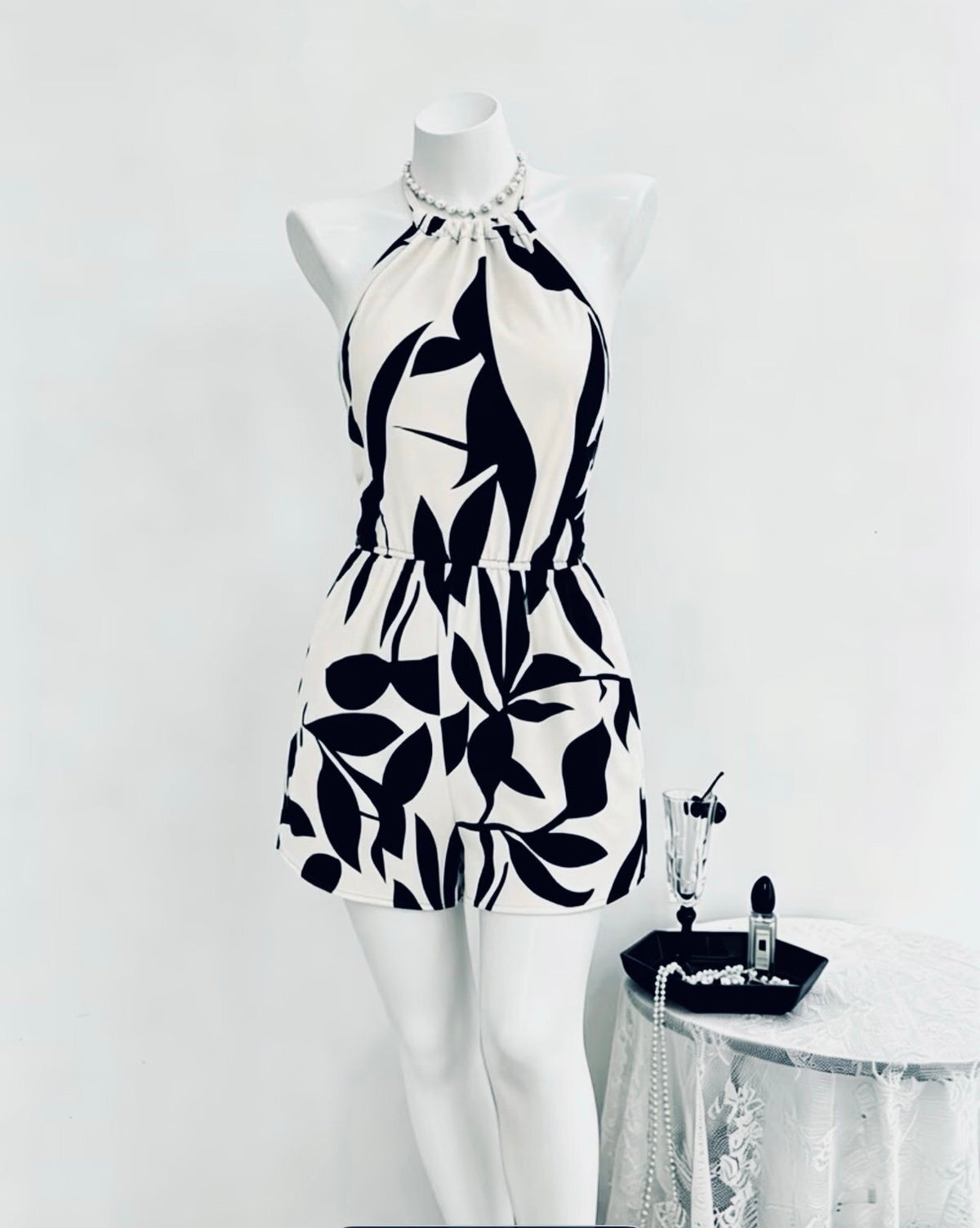New -Chic -Black & White Print Design Romper Jumpsuit - Size L 8/10