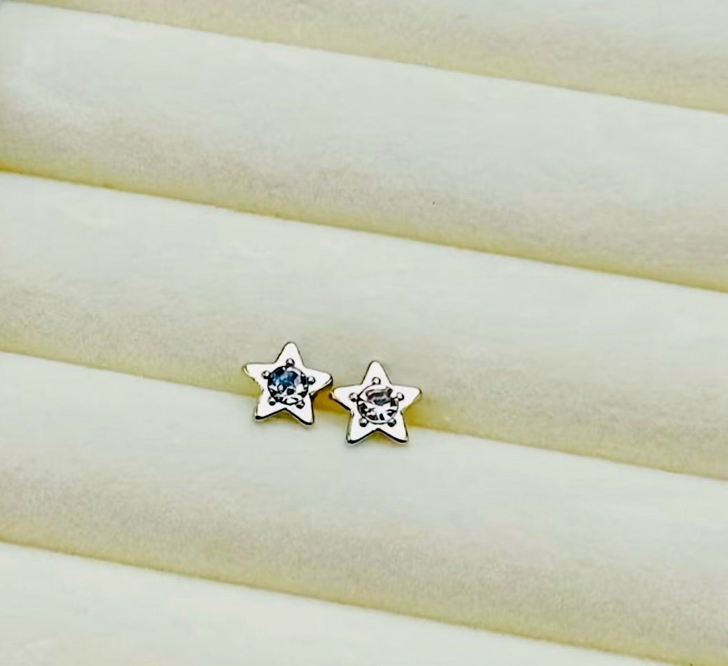New -Beautiful -18K White Gold Star with Inlaid Zircon Stud Earrings